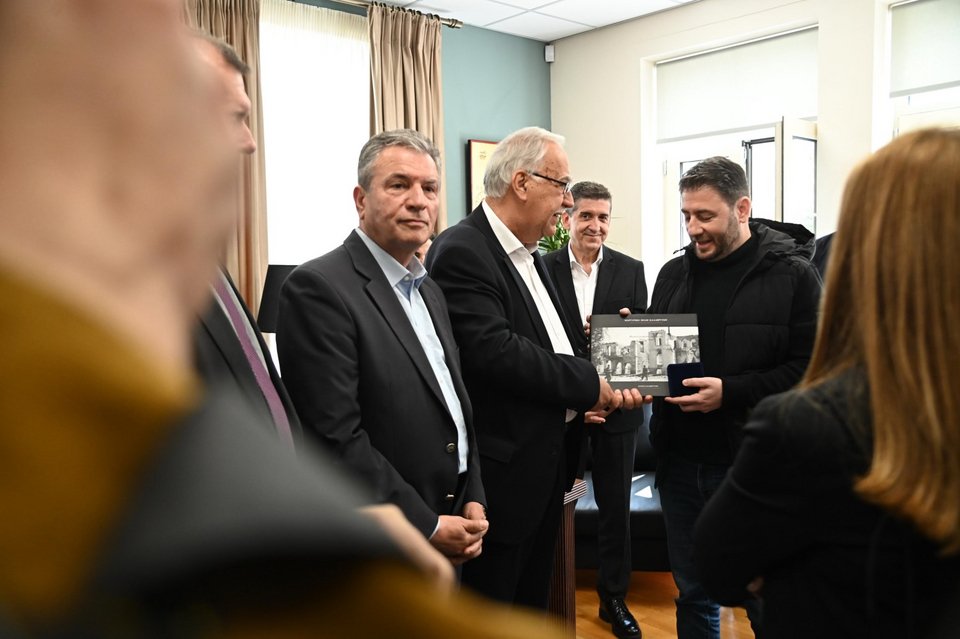 Ο πρόεδρος του ΠΑΣΟΚ Νίκος Ανδρουλάκης κατά την περιοδεία του στα Καλάβρυτα