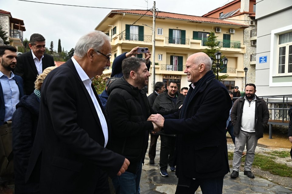 Ο πρόεδρος του ΠΑΣΟΚ Νίκος Ανδρουλάκης κατά την περιοδεία του στα Καλάβρυτα