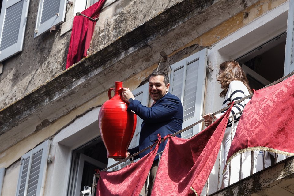 Ο Αλέξης Τσίπρας με τη Μπέττυ Μπαζιάνα στο μπαλκόνι