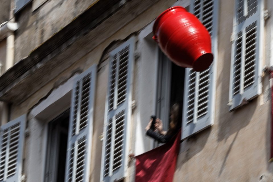 Tο έθιμο των μπότιδων για να ξορκίσουν το κακό