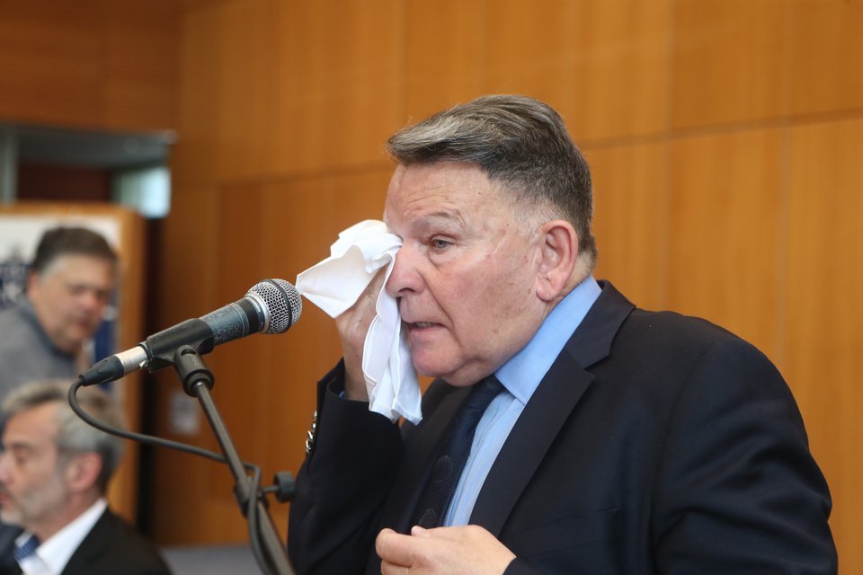 Ο συγκινημένος Αλέξης Κούγιας κατά τη διάρκεια της ομιλίας του / ΒΑΣΙΛΗΣ ΒΕΡΒΕΡΙΔΗΣ / ΜΟΤΙΟΝ ΤΕΑΜ