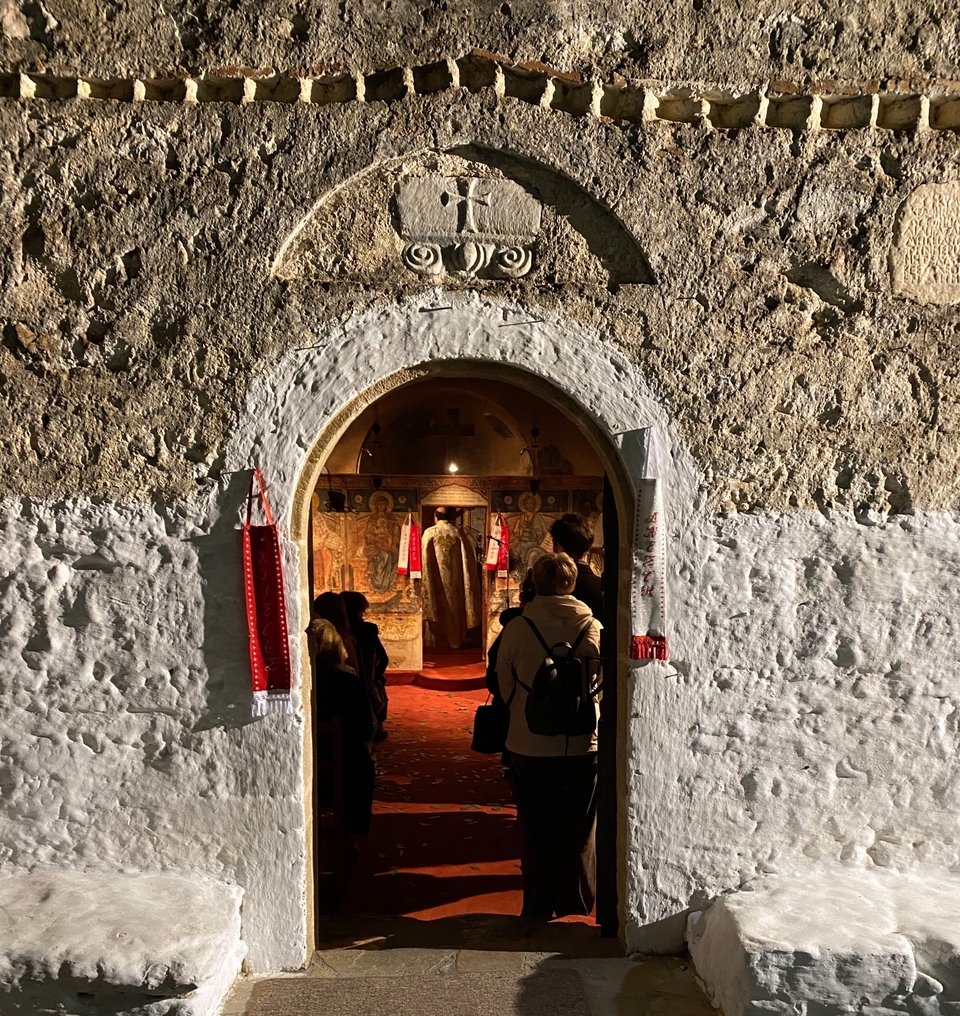 Η χαμηλή πόρτα οδηγεί σε έναν υπέροχο μικρό ναό  / Φωτογραφία: Mάνος Λειβαδάρος/iefimerida.gr