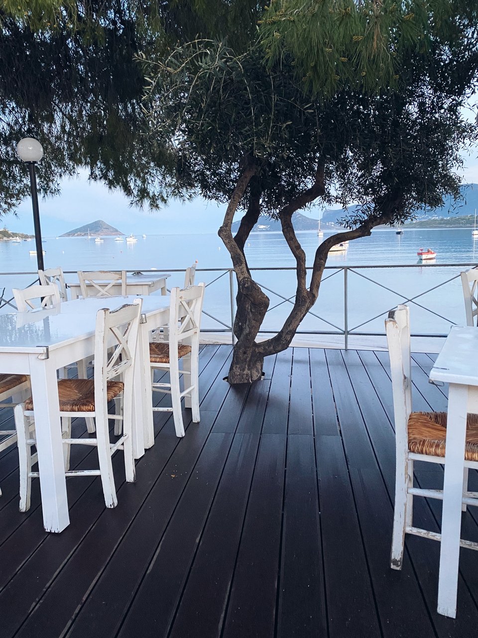 Το υπερυψωμένο ντεκ του μεζεδοπωλείου «Φύκι-Φύκι» στον κόλπο του Πόρτο Ράφτη / Φωτογραφία: Μάνος Λειβαδάρος/iefimerida