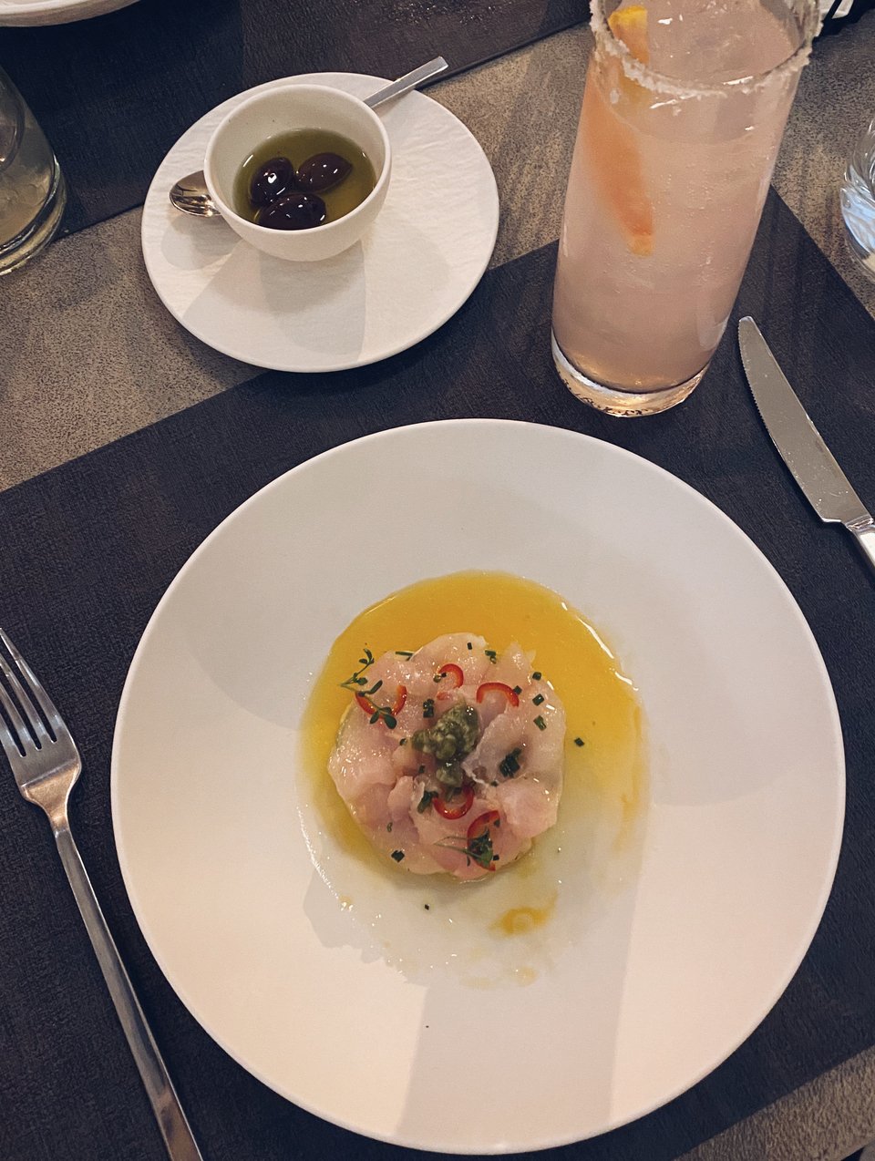 To γευστικό σεβίτσε σφυρίδας πάνω σε πατάτες με spicy mayo και πορτοκάλι. 