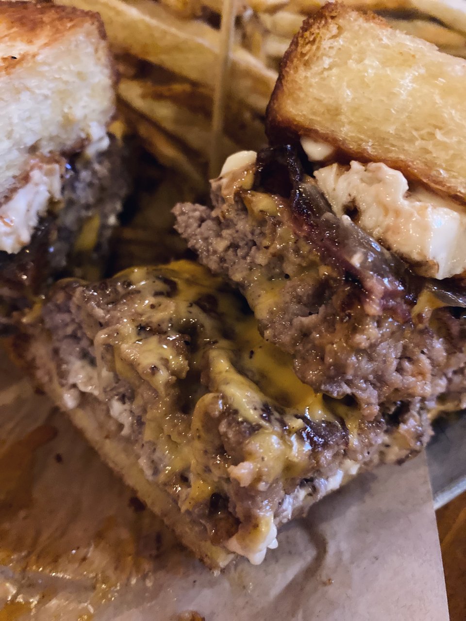 Το μπιφτέκι του μπέργκερ είναι ψημένο όσο πρέπει για να είναι απόλυτα ζουμερό / Φωτογραφία: Μάνος Λειβαδάρος/iefimerida