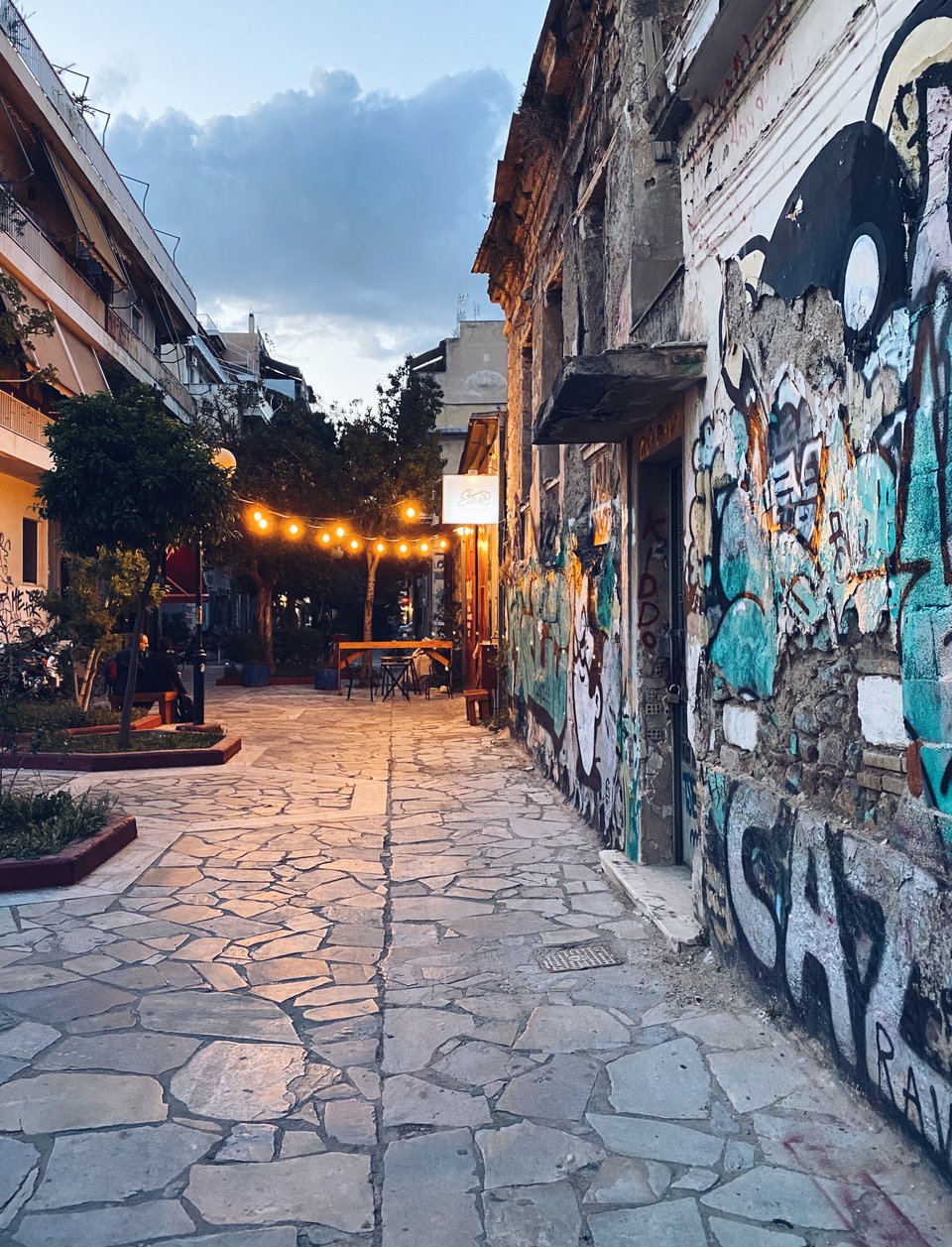 Ο πεζόδρομος της Σαλαμίνος στον Κεραμεικό και το Στηβς ΑΕ φωτισμένο στο τέλος του δρόμου / Φωτογραφία: Μάνος Λειβαδάρος/iefimerida