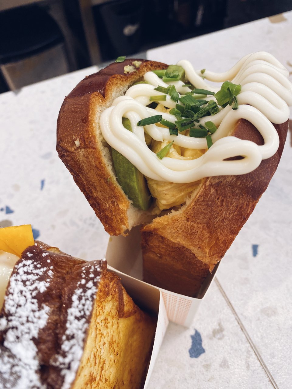 Το Avo Holic με scrambled eggs, αβοκάντο, σως και σχοινόπρασο είναι από τα πιο δημοφιλή σάντουιτς του Begg for Egg / Φωτογραφία: Μάνος Λειβαδάρος/iefimerida.gr  