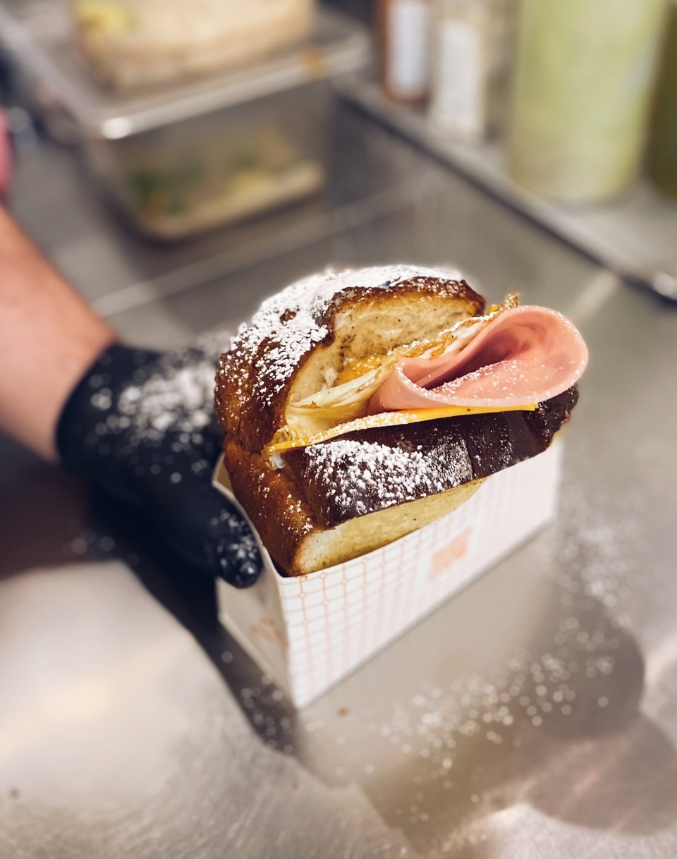 Το French Toast του Begg for Egg είναι πασπαλισμένο με ζάχαρη άχνη / Φωτογραφία: Μάνος Λειβαδάρος/iefimerida.gr  