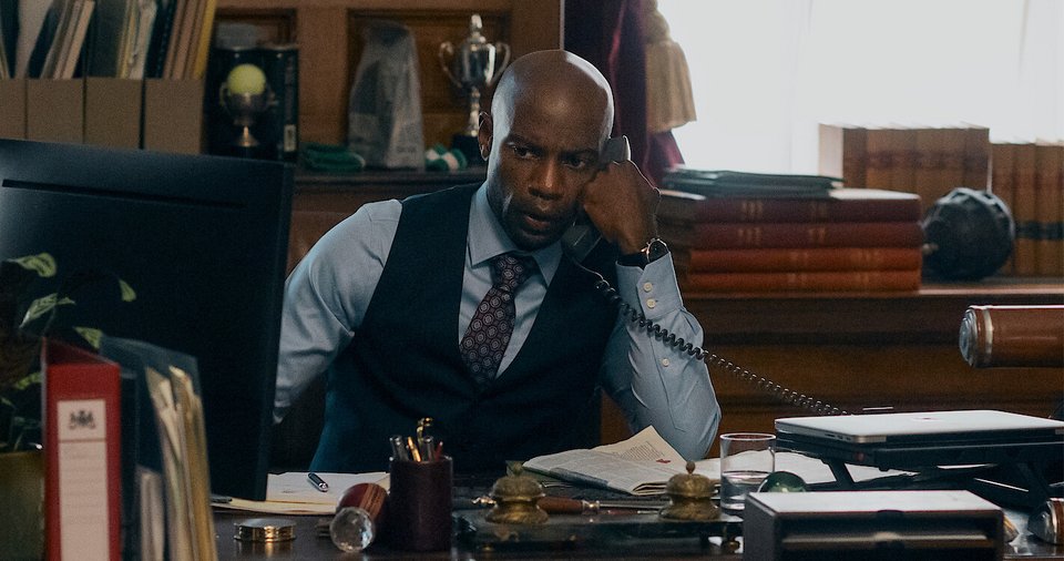 O David Gyasi στον ρόλο του υπουργού Εξωτερικών
