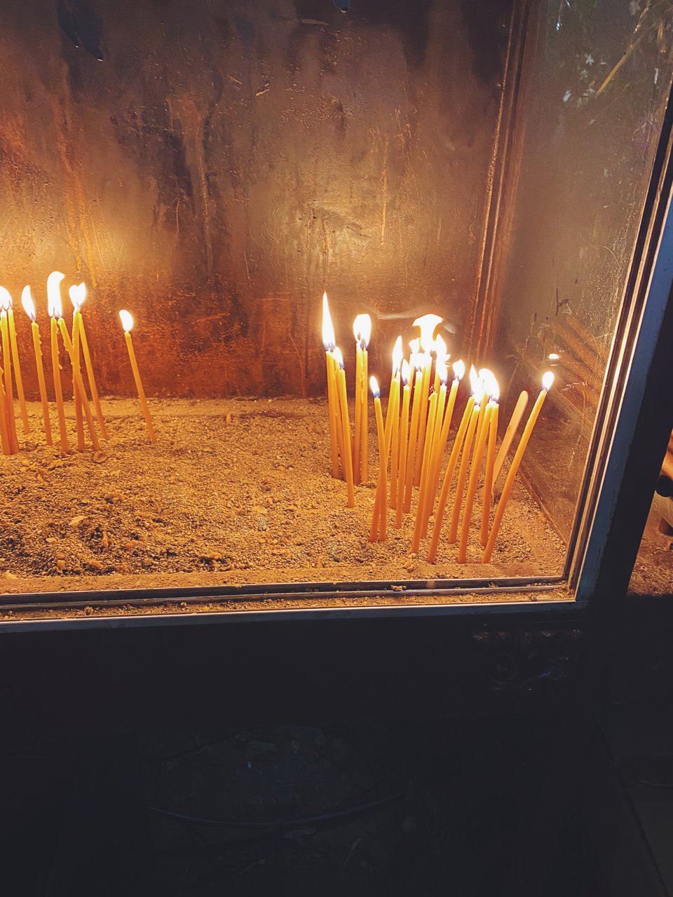 Οι πιστοί ανάβουν το κερί τους στον προύλιο χώρο του ναού  / Φωτογραφία: Mάνος Λειβαδάρος/iefimerida.gr