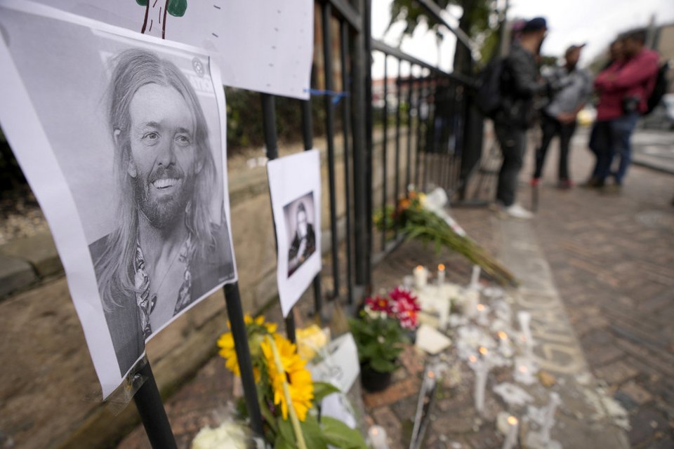 Κεριά και λουλούδια για τον ντράμερ των Foo Fighters / Φωτογραφία AP