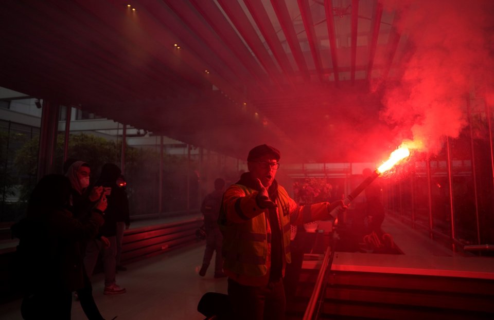 Παρίσι: Διαδηλωτές εισέβαλαν στα κεντρικά της Λουί Βιτόν / Φωτογραφία: AP