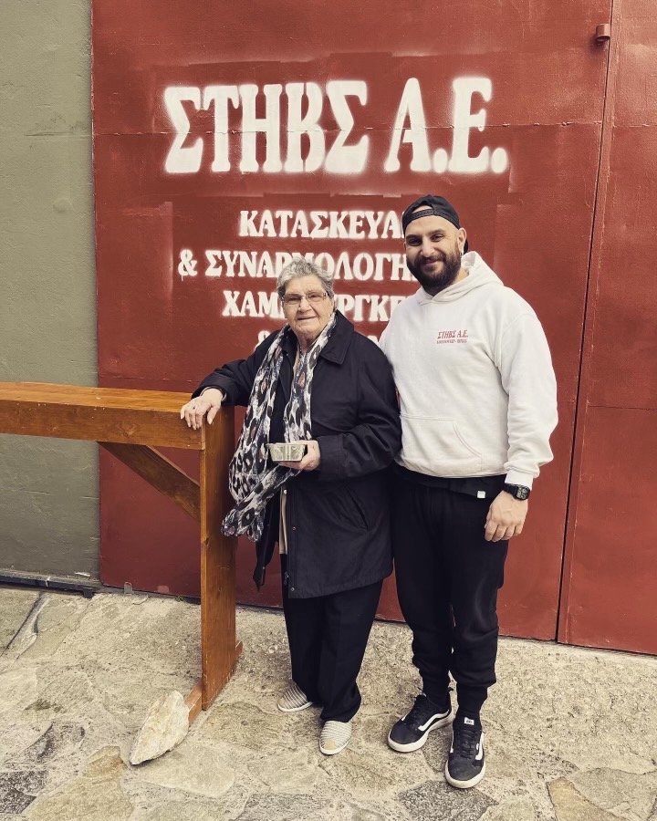 Ο Στηβ Στεφανίδης με τη γιαγιά του Τζούλια που του δίδαξε την αγάπη για τη μαγειρική / Φωτογραφία: Courtesy of Steve Stefanidis