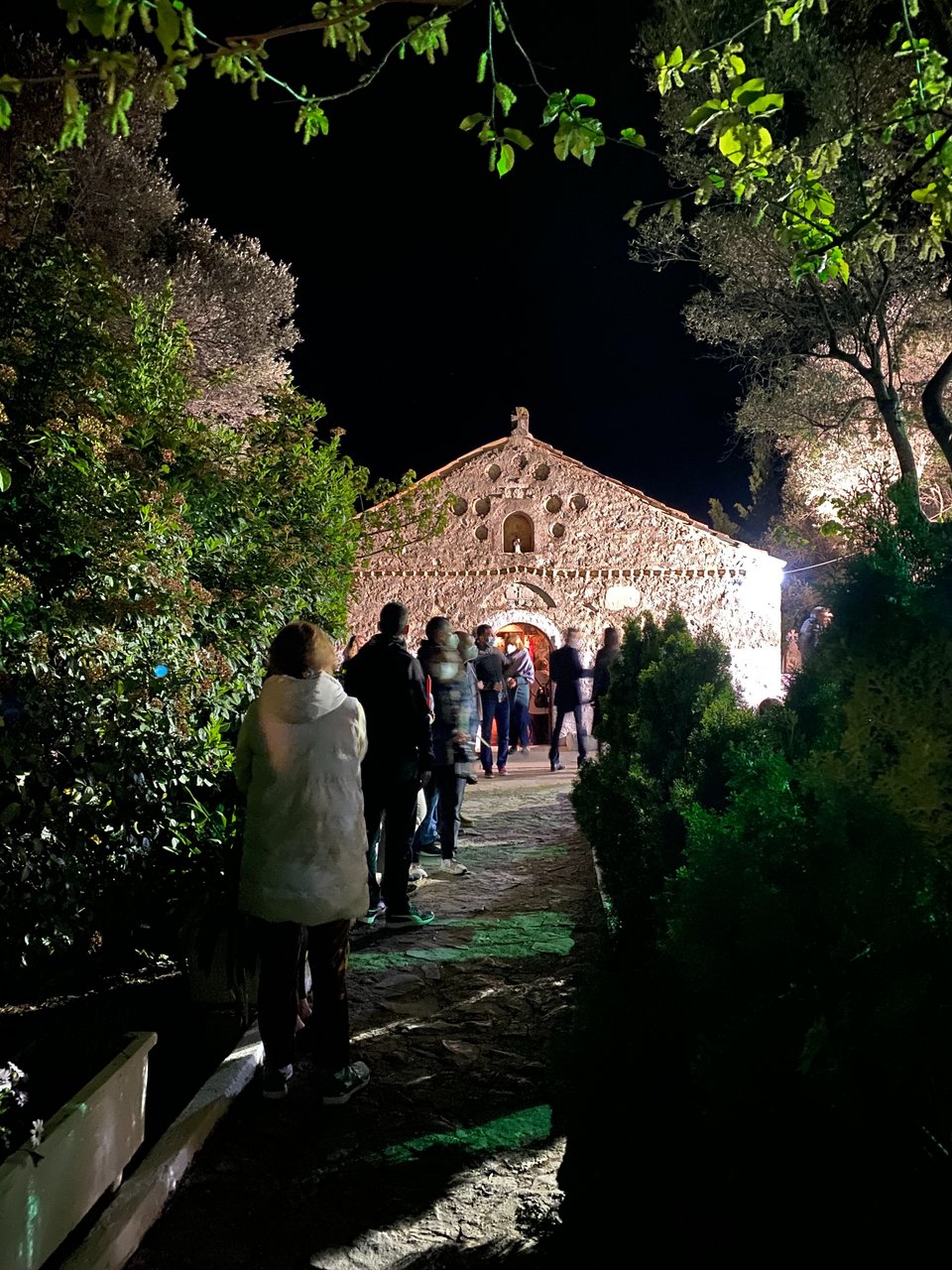 Το κεντρικό πέτρινο μονοπάτι που από την είσοδο οδηγεί στο ναό της Μονής Αγίου Αθανασίου / Φωτογραφία: Mάνος Λειβαδάρος/iefimerida.gr