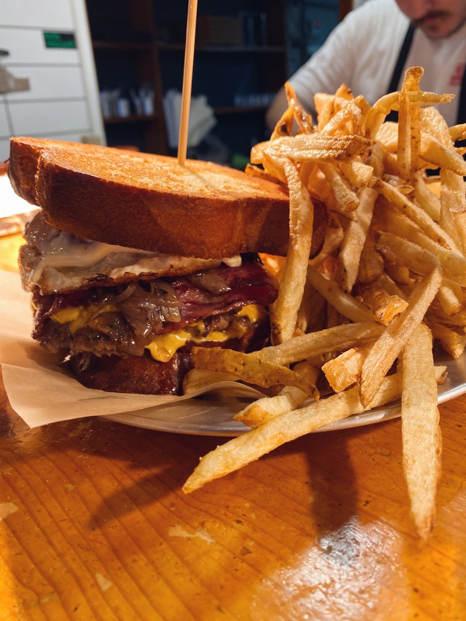 Το burger με μπριός έχει το αστείο όνομα Charos / Φωτογραφία: Μάνος Λειβαδάρος/iefimerida