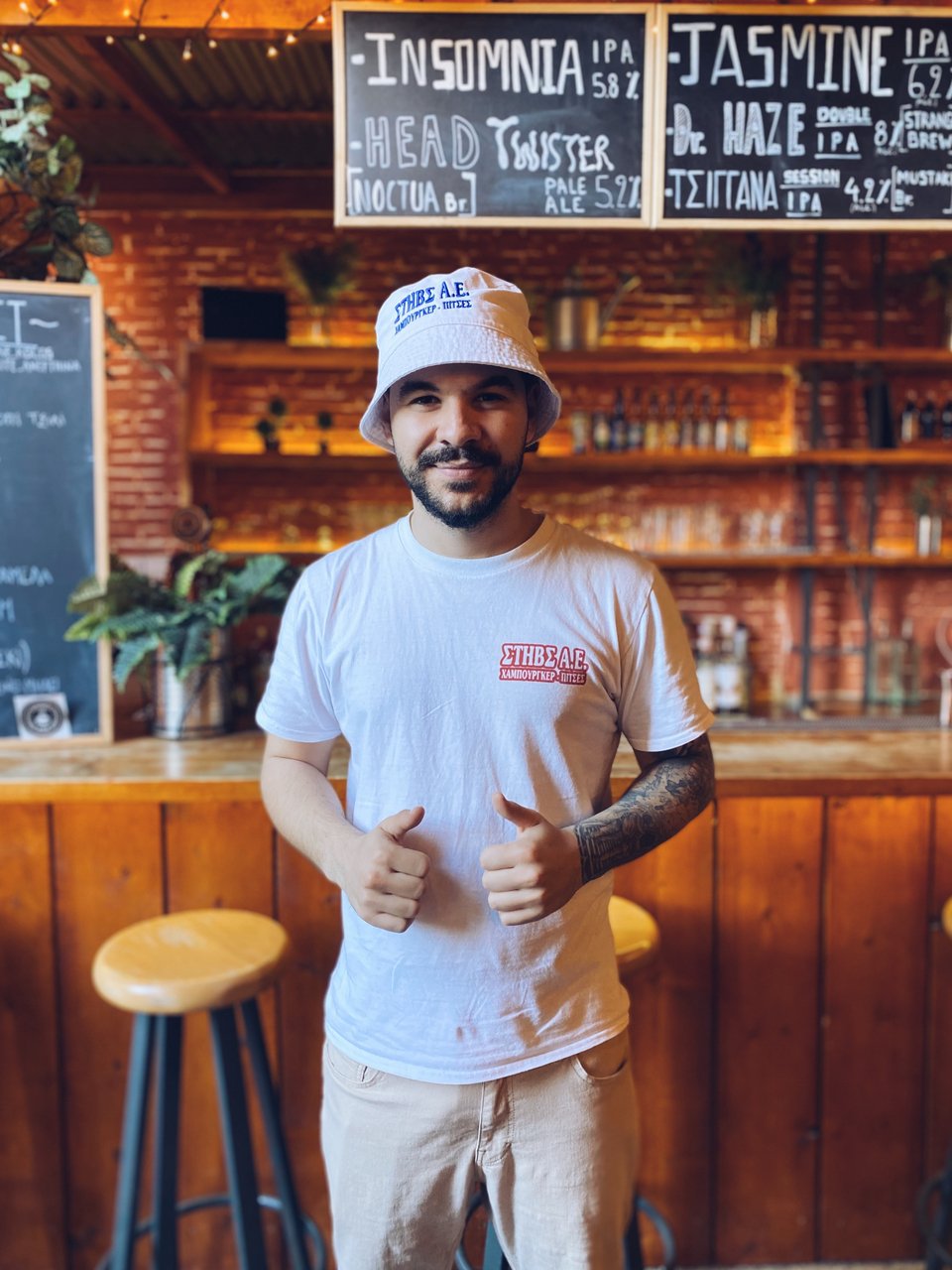 Τα παιδιά στο σέρβις φοράνε το καπέλο και το T-Shirt του μάστορα σε συνεργείο / Φωτογραφία: Μάνος Λειβαδάρος/iefimerida