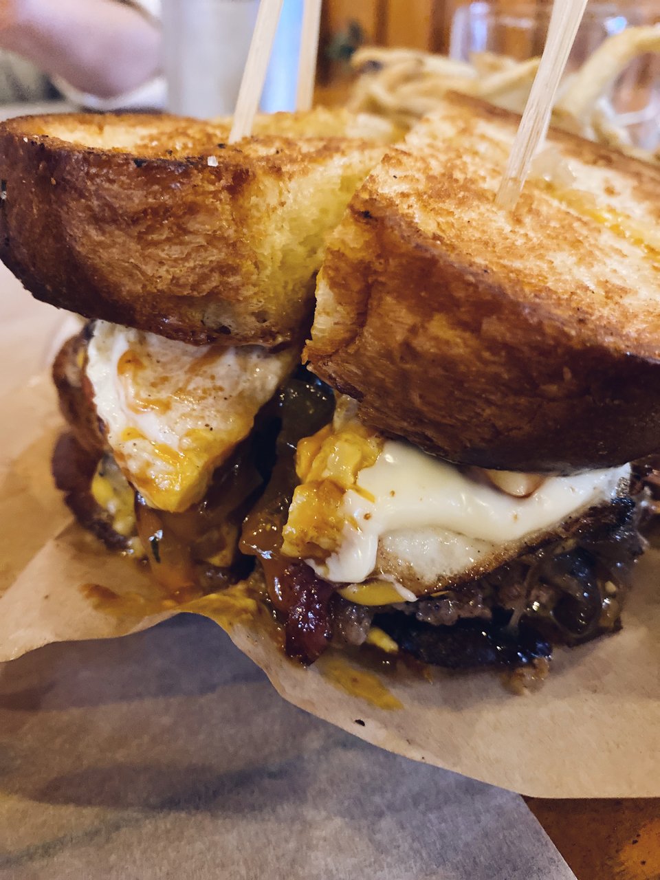 Το μπέργκερ Charos έχει ψωμί μπριός / Φωτογραφία: Μάνος Λειβαδάρος/iefimerida