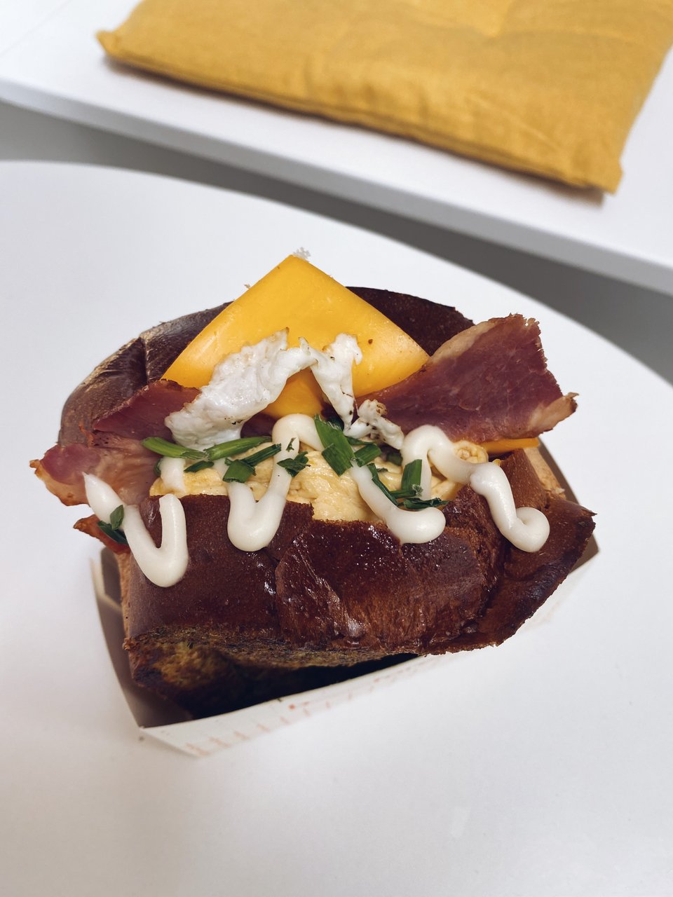 Σάντουιτς με σκόρδο και scrambled eggs στο Begg for Egg / Φωτογραφία: Μάνος Λειβαδάρος/iefimerida.gr