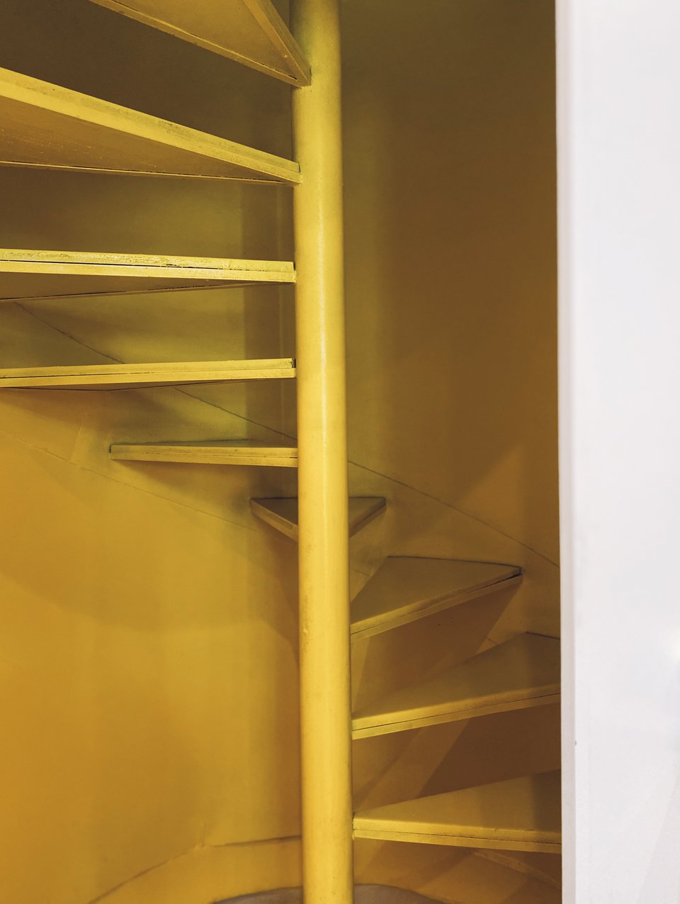 Η σκάλα που οδηγεί στο πατάρι του Begg for Egg έχει βαφτεί κίτρινη, παραπέμποντας στον κρόκο του αυγού  / Φωτογραφία: Μάνος Λειβαδάρος/iefimerida.gr  