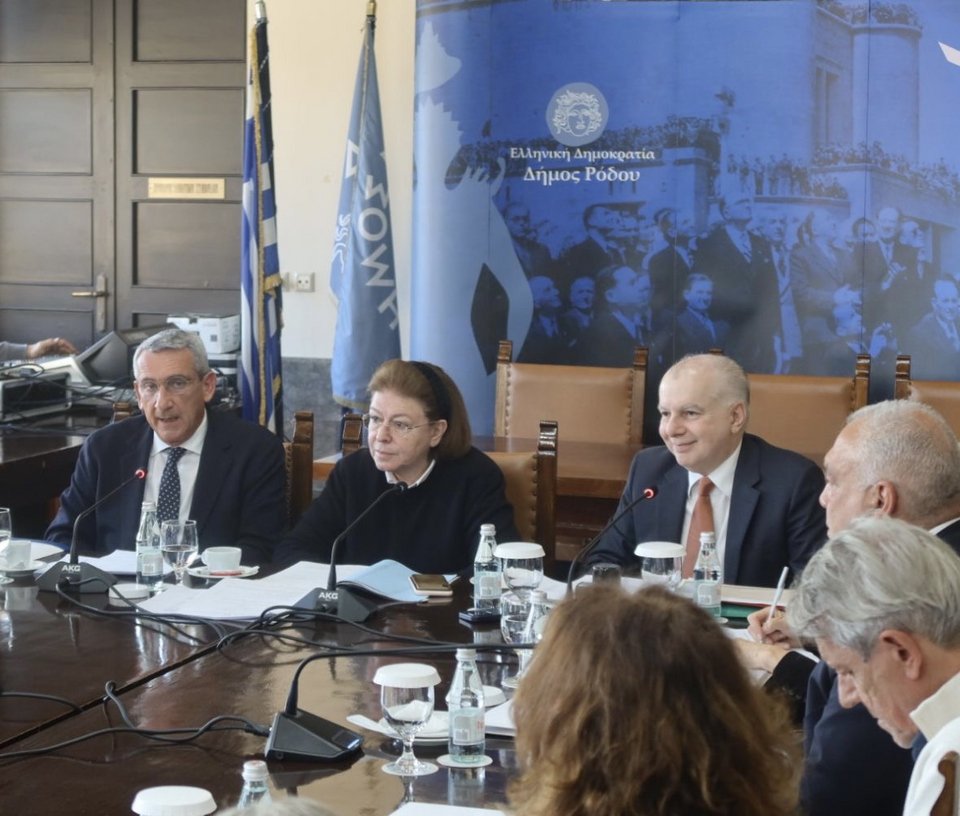 Υπογράφηκε σήμερα το πρωί στο Δημαρχιακό Μέγαρο της Ρόδου, έπειτα από τριάντα εννέα (39) έτη, η 2η στην ιστορία της Ρόδου Προγραμματική Σύμβαση Πολιτισμικής Ανάπτυξης για την Προστασία και Ανάδειξη της Μεσαιωνικής Πόλης Ρόδου.