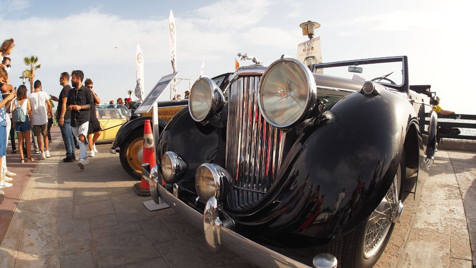 Μια Τζάγκουαρ ανάμεσα στις «αντίκες» που θα βγαίνουν πλέον ελεύθερα στους δρόμους