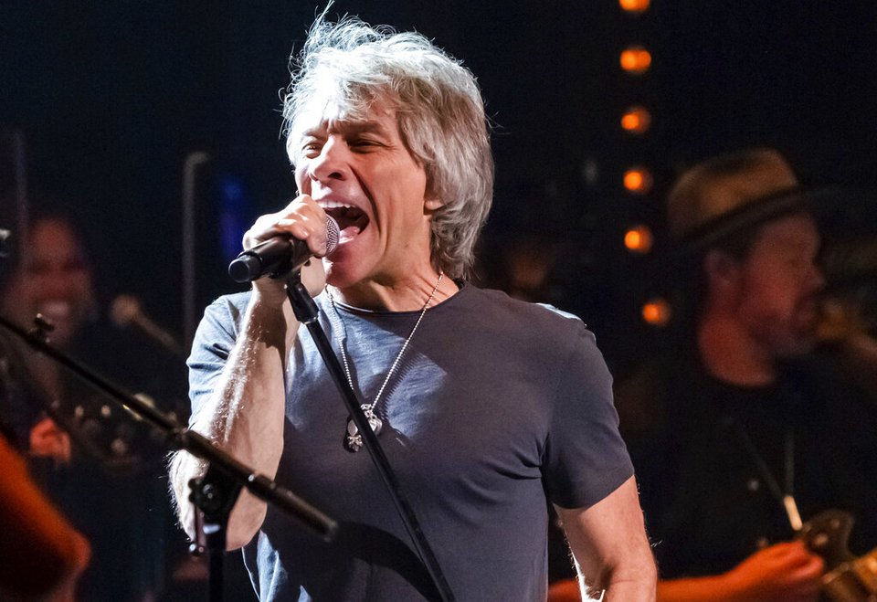 Ο Jon Bon Jovi τραγουδά