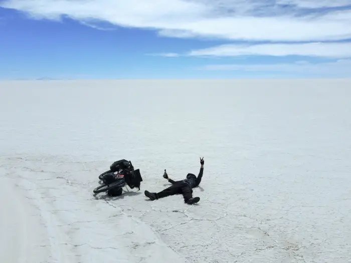 Ο Garner στο Uyuni Salt Flat στη Βολιβία, τη μεγαλύτερη αλυκή στον κόσμο