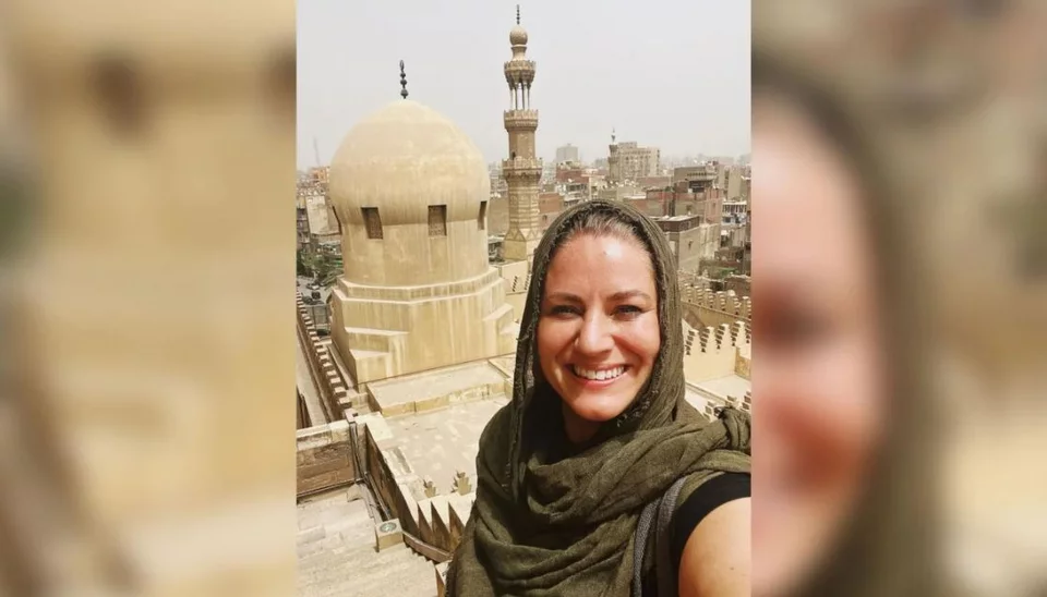 Η Τζέιμς στο τέμενος Ibn Tulun στο Κάιρο