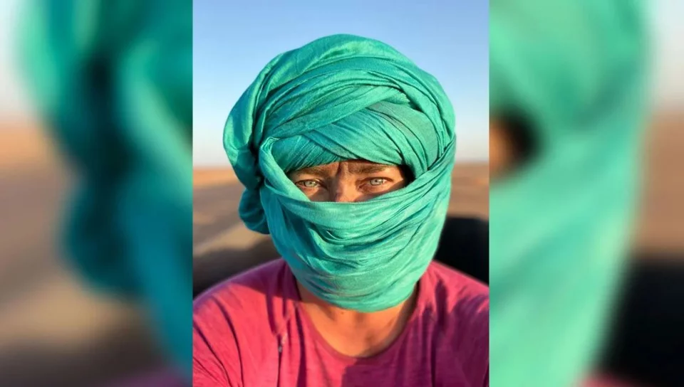 Ο Τζέιμς τράβηξε αυτό το αυτοπορτρέτο στην έρημο Σαχάρα στη Μαυριτανία.