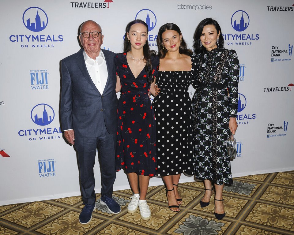 Ο Rupert Murdoch, από αριστερά, η Chloe Murdoch, η Grace Murdoch και η Wendi Deng Murdoch