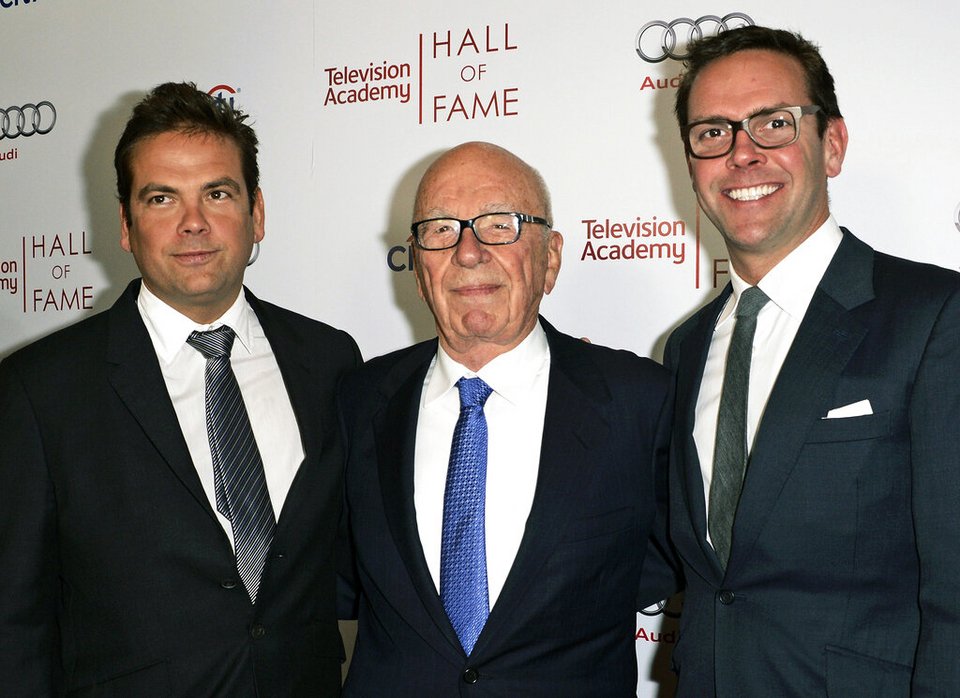 Ο Rupert Murdoch, κέντρο, και οι γιοι του, Lachlan, αριστερά, και James Murdoch
