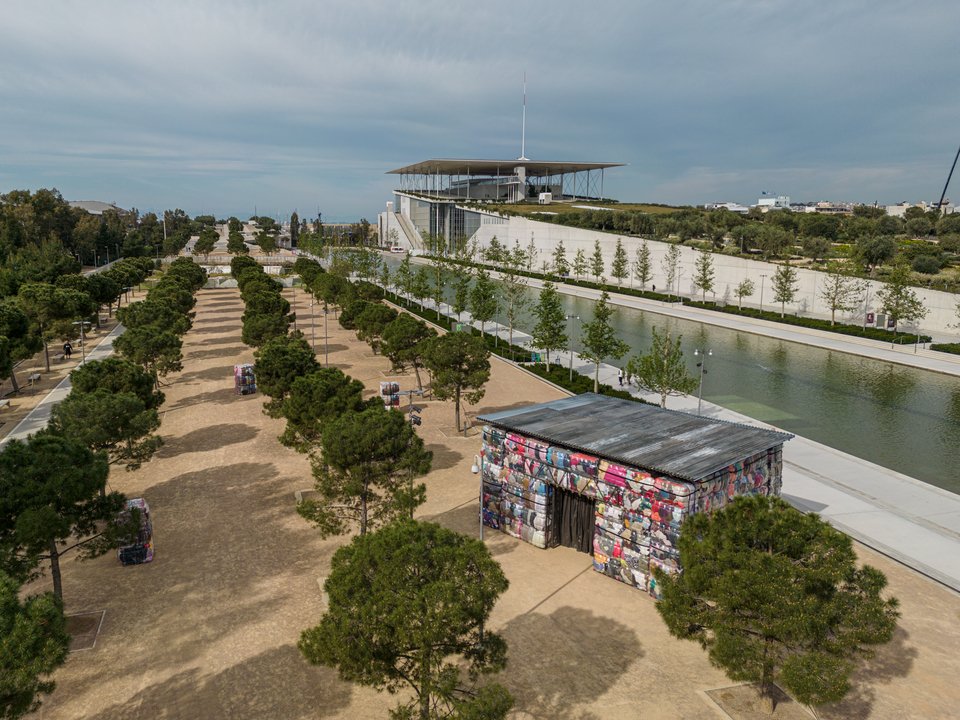 Η ιπτάμενη στέγη με τα φωτοβολταϊκά του Πιάνο, η στέγη από λαμαρίνες των NEST