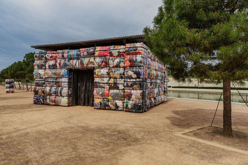 150 δεμάτια με ρούχα που θα πάνε στην ανακύκλωση. Κάθε δεμάτι ζυγίζει 270 κιλά. Ολο το έργο 40 τόνους / Νίκος Καρανικόλας