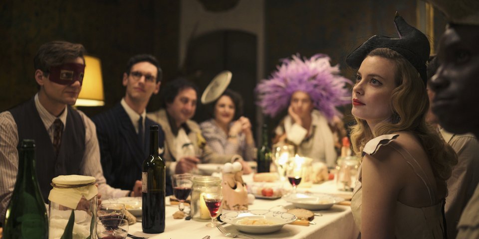 Οι Lucas Englander ως Albert Hirschmann, Cory Michael Smith ως Varian Fry και Gillian Jacobs ως Mary Jayne Gold στο Transatlantic