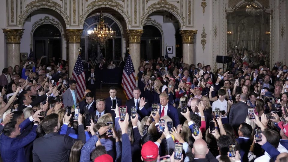 O Ντόναλντ Τραμπ με υποστηρικτές του στην έπαυλή του, το Μαρ-α- Λάγκο στο Παλμ Μπιτς της Φλόριντα