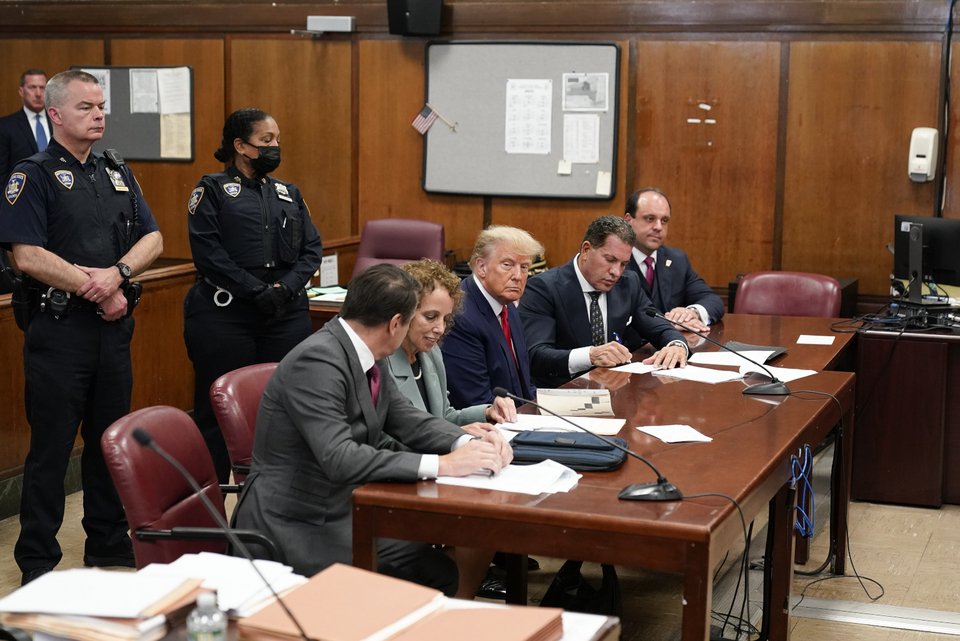 Ο Τραμπ ανέκφραστος ακούει το κατηγορητήριο / Φωτογραφία: AP Photo/Seth Wenig, Pool