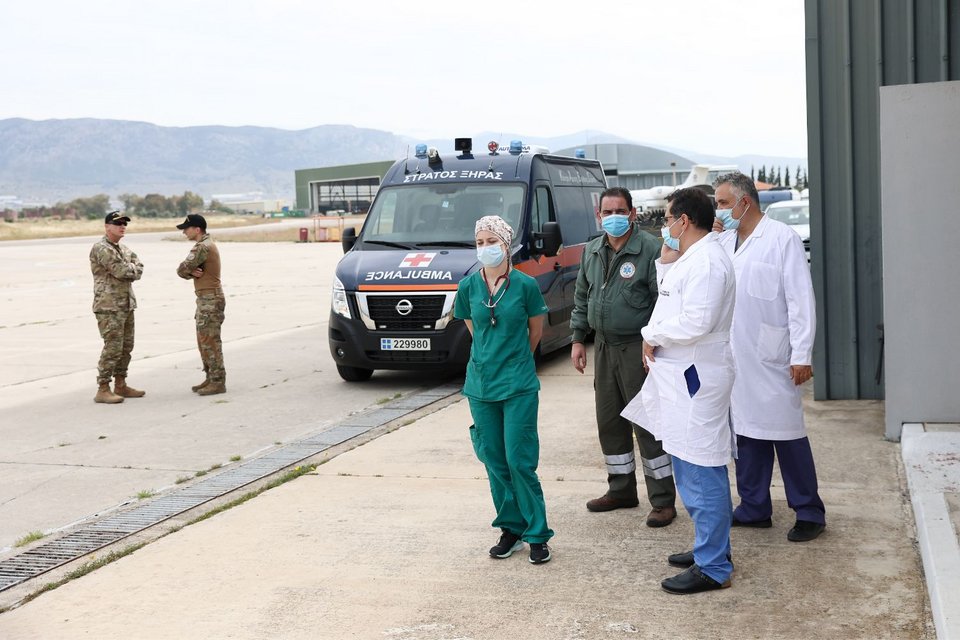 Γιατροί και νοσηλευτές στο αεροδρόμιο της Πολεμικής Αεροπορίας στην Ελευσίνα περιμένουν για να δώσουν τις πρώτες βοήθειες στους τραυματίες από το Σουδάν