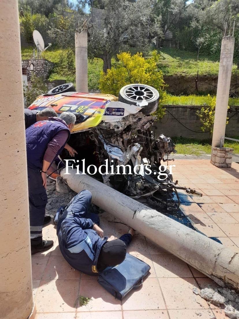 Εθελοντές και ΕΚΑΒ προσπαθούν να βγάλουν τους επιβάτες