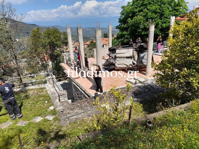 Αγωνιστικό αυτοκίνητο προσγειώθηκε σε αυλή