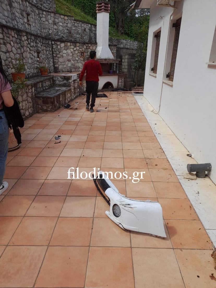 Κομμάτια από το όχημα εκσφενδονίστηκαν