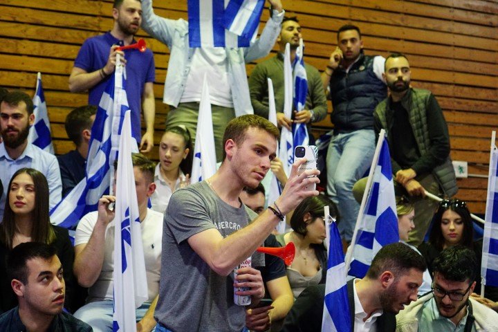 Νεολαίοι της ΝΔ στη συγκέντρωση με ομιλητή τον Κυριάκο Μητσοτάκη στο Αιγάλεω / Φωτογραφία: ΓΙΩΡΓΟΣ ΚΟΝΤΑΡΙΝΗΣ / EUROKINISSI
