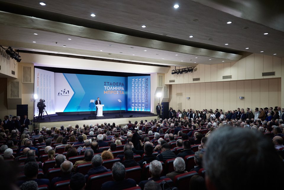 Γεμάτη η αίθουσα κατά την ομιλία του Κ. Μητσοτάκη στην Ξάνθη
