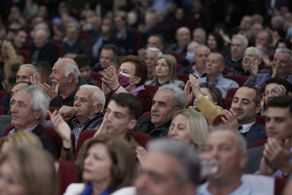 To κοινό χειροκροτά τον Κυριάκο Μητσοτάκη κατά την διάρκεια της ομιλίας του στη Ξάνθη
