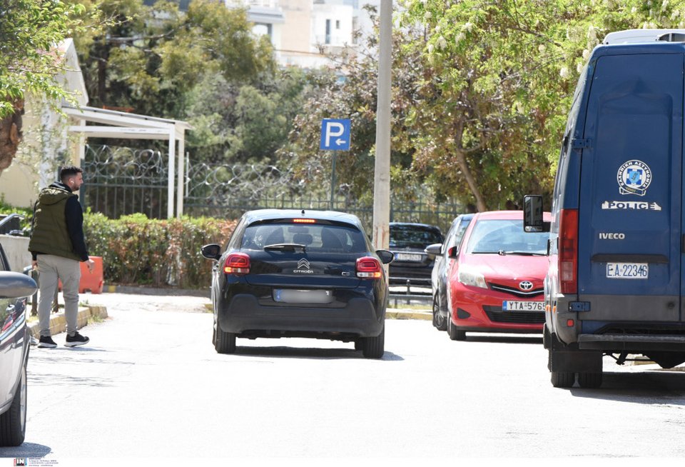 Εικόνα από τη μεταγωγή των δραστών στα δικαστήρια της Ευελπίδων / Φωτογραφία: INTIMENEWS / ΓΕΩΡΓΙΟΥ ΝΙΚΟΛΑΣ