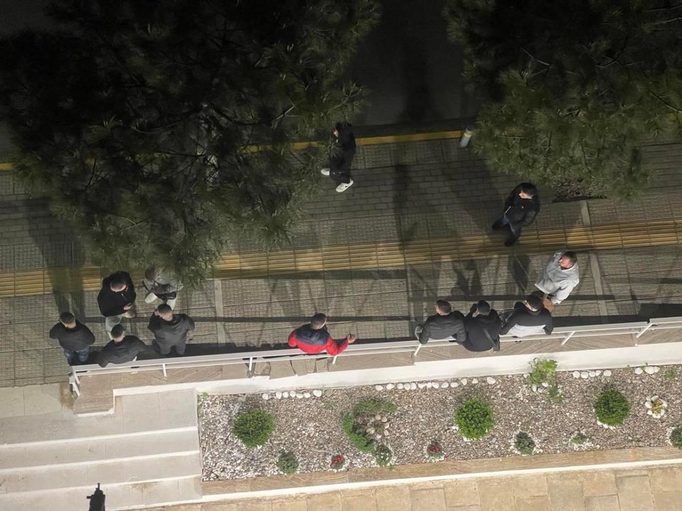 Φίλοι και γνωστοί του 28χρονου ξαγρύπνησαν στο σημείο που έχασε τη ζωή του στον Άλιμο / notia.gr
