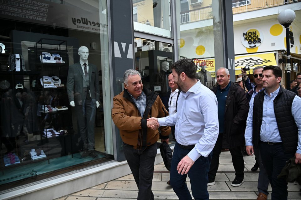 Ο Νίκος Ανδρουλάκης συνομιλεί με κόσμο στην Άρτα