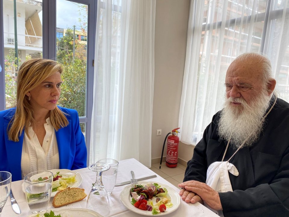 Η υφυπουργός Υγείας, Ζωή Ράπτη, με τον Αρχιεπίσκοπο Ιερώνυμο