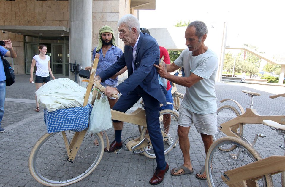 Στο ξύλινο ποδήλατο της εταιρείας του ο Γιάννης Μπουτάρης