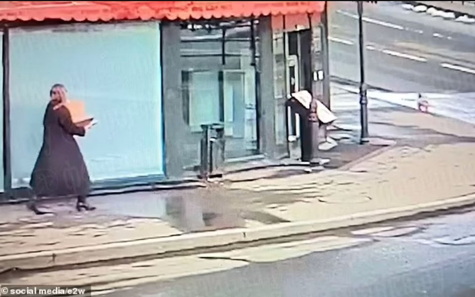 Η στιγμή που η Τρέποβα μεταφέρει το δέμα με το άγαλμα-βόμβα