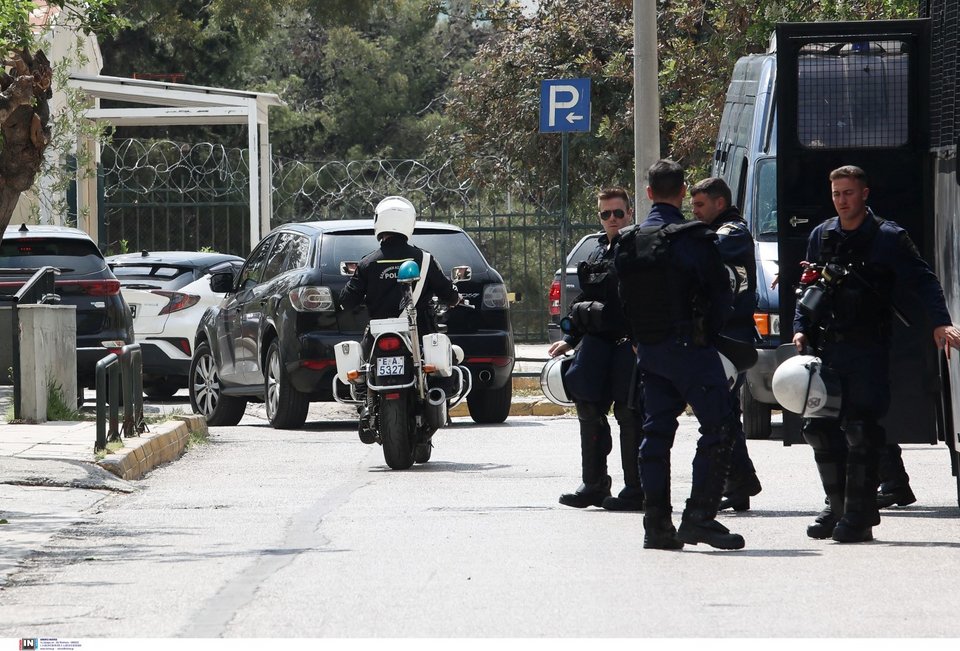 μεταγωγή των δύο συλληφθέντων στην Ευελπίδων